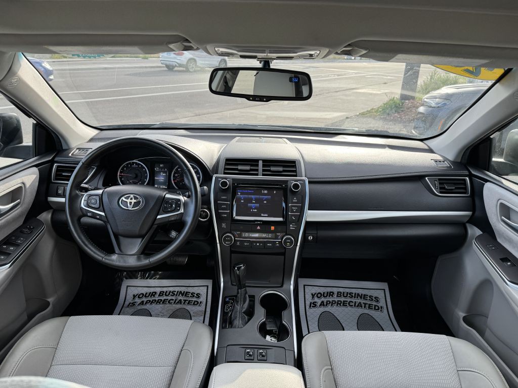 2017 Toyota Camry Image 18