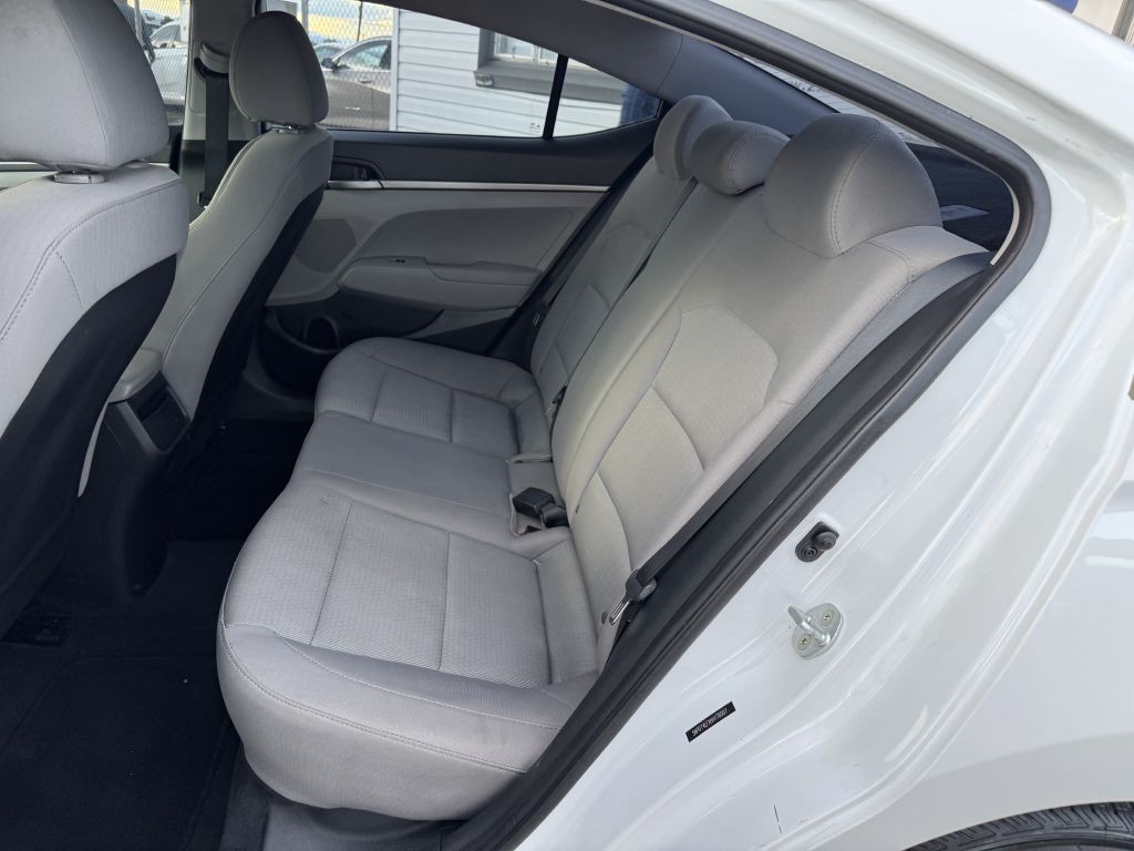 2017 Hyundai Elantra Image 16