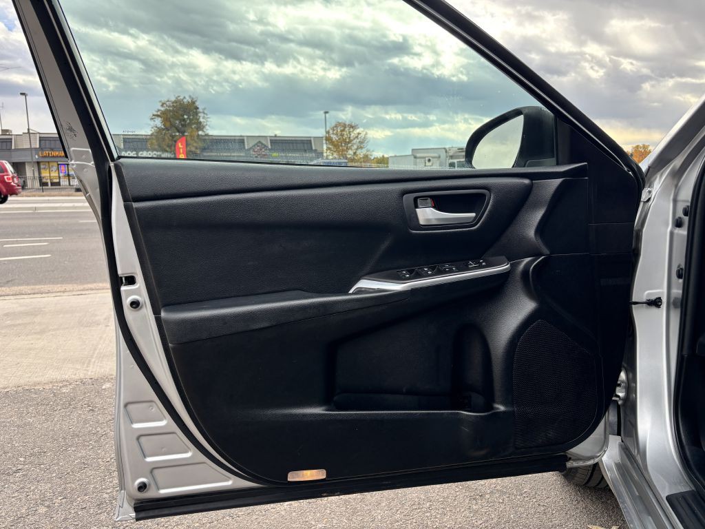 2016 Toyota Camry Image 15