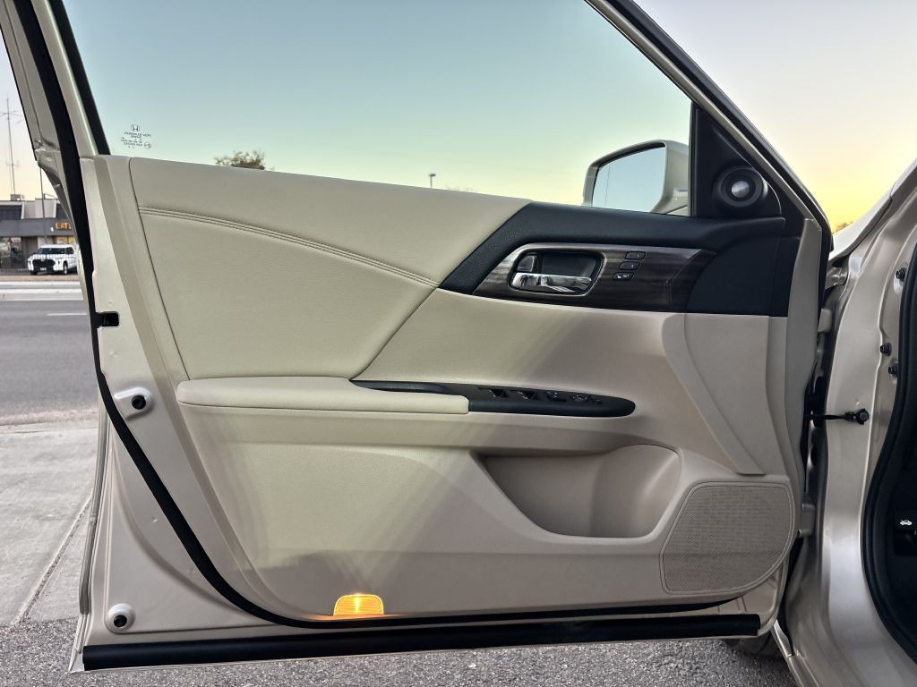 2016 Honda Accord Image 16
