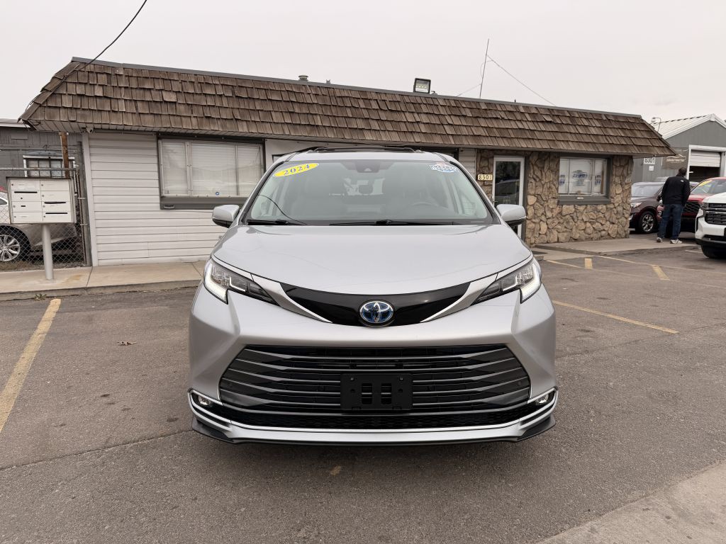 2023 Toyota Sienna Image 2