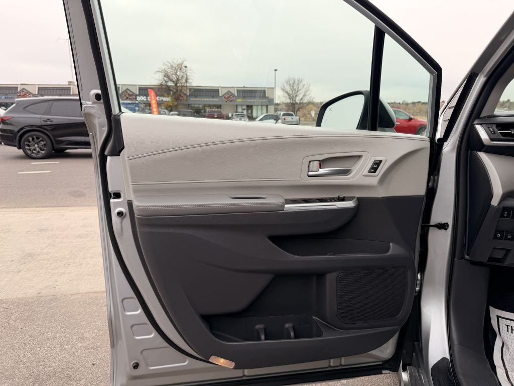 2023 Toyota Sienna Image 16