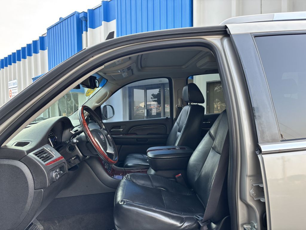 2008 Cadillac Escalade Image 11
