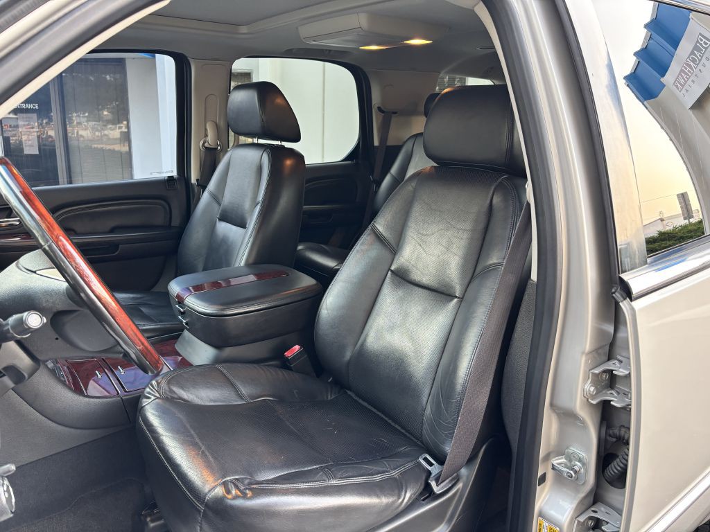 2008 Cadillac Escalade Image 12