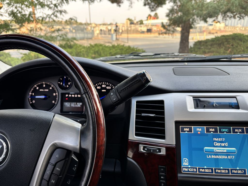 2008 Cadillac Escalade Image 22