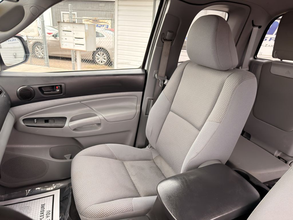 2015 Toyota Tacoma Image 16