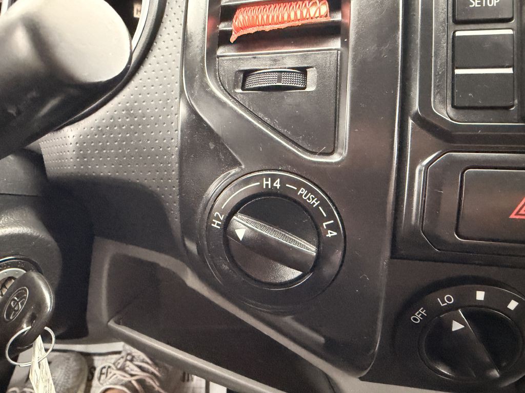 2015 Toyota Tacoma Image 25