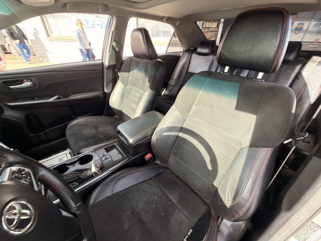 2016 Toyota Camry Image 17