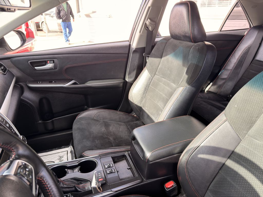2016 Toyota Camry Image 18