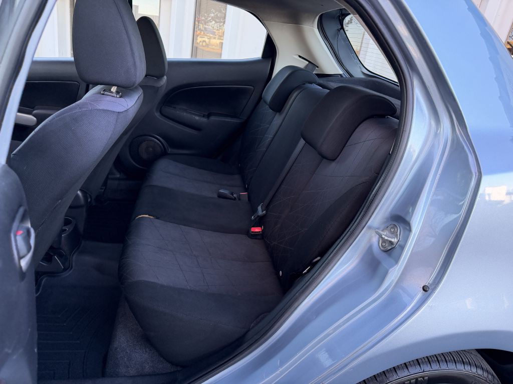 2013 Mazda Mazda2 Image 16