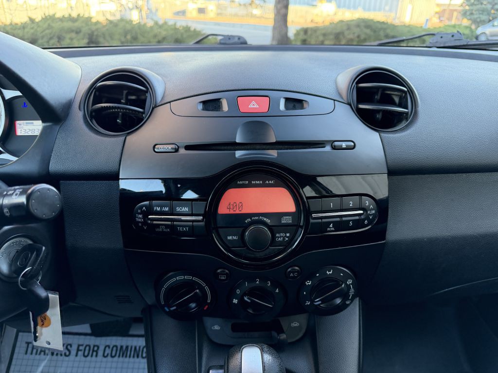2013 Mazda Mazda2 Image 18