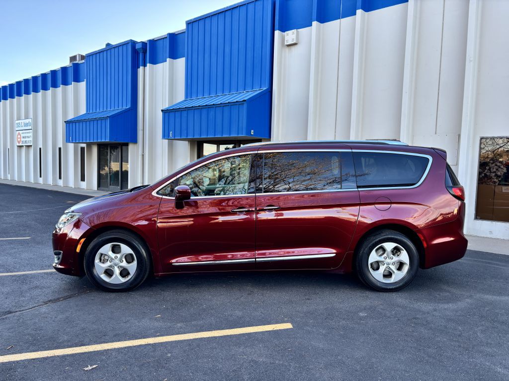 2017 Chrysler Pacifica Image 4