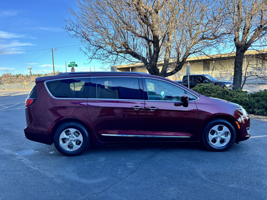 2017 Chrysler Pacifica Image 8