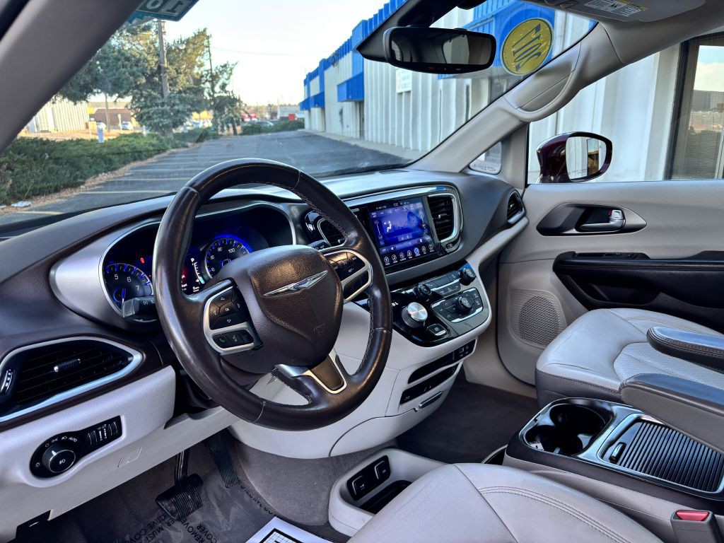 2017 Chrysler Pacifica Image 11