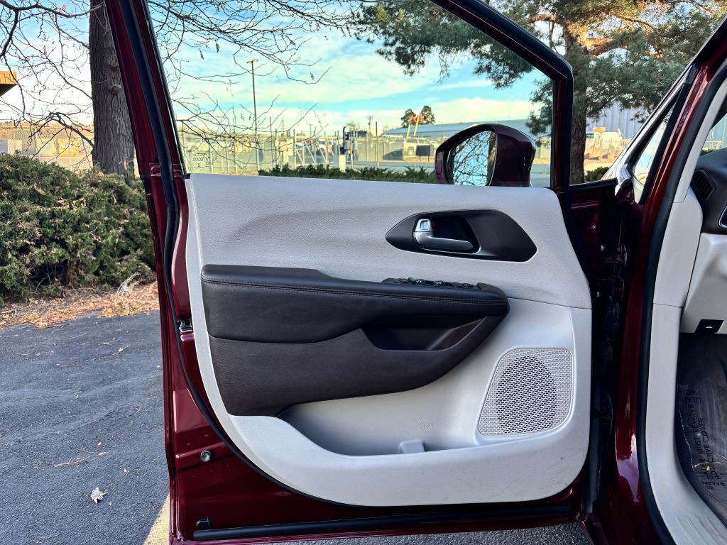 2017 Chrysler Pacifica Image 15