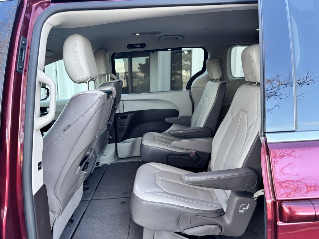 2017 Chrysler Pacifica Image 16