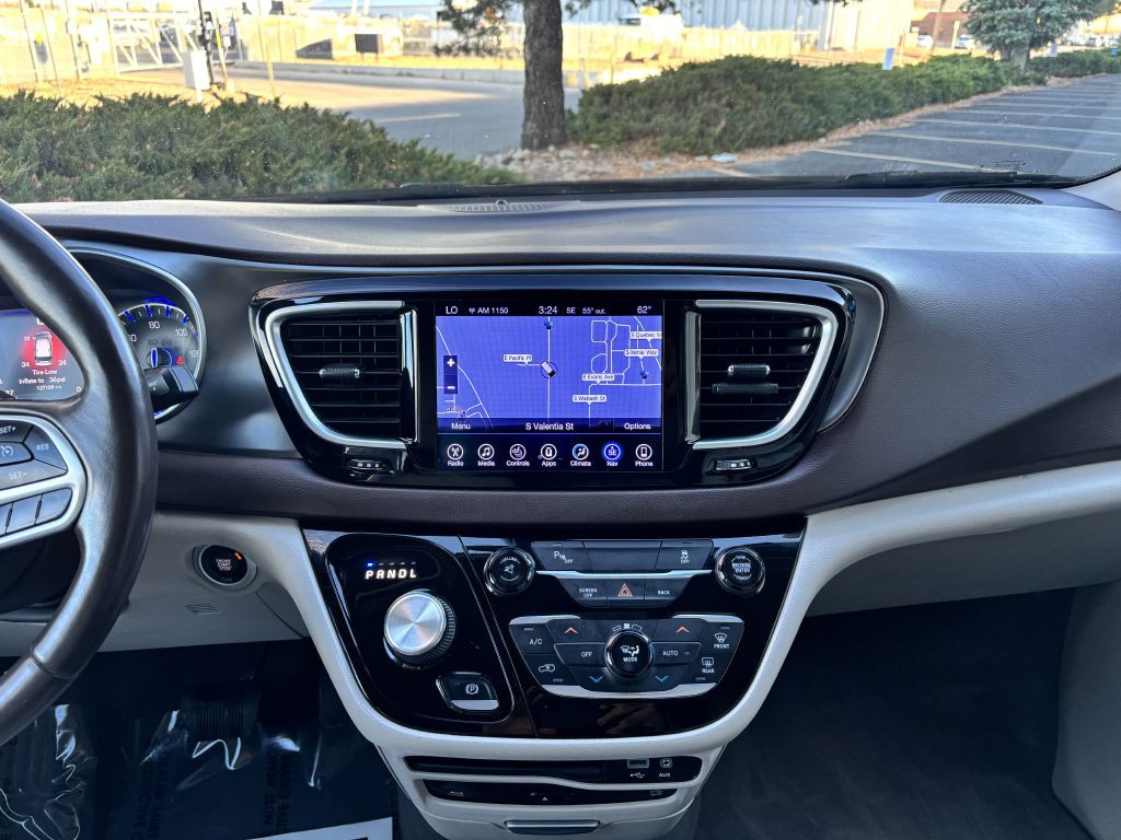 2017 Chrysler Pacifica Image 22