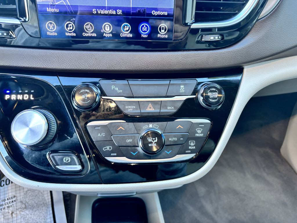 2017 Chrysler Pacifica Image 28