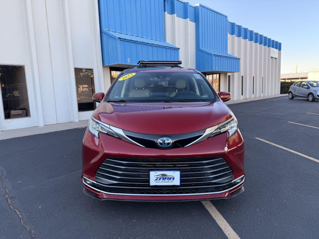 2023 Toyota Sienna Image 2