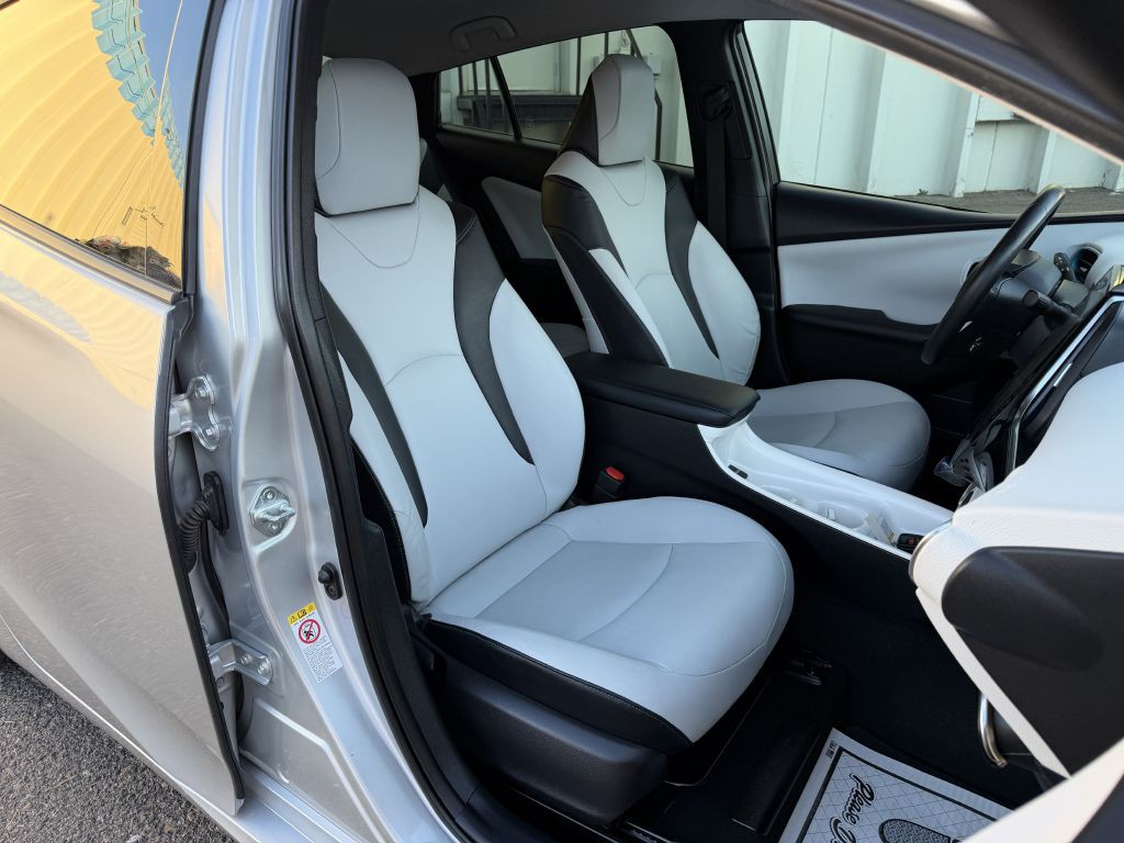 2019 Toyota Prius Image 16