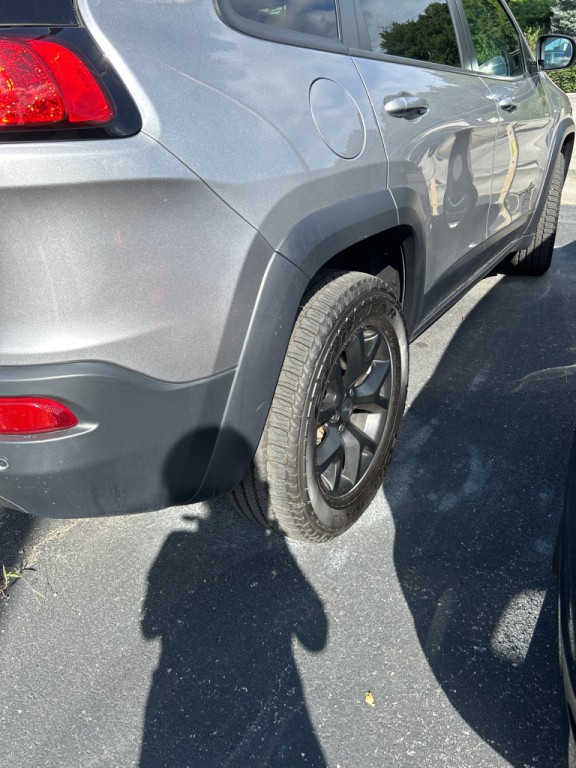 2018 Jeep Cherokee Image 2