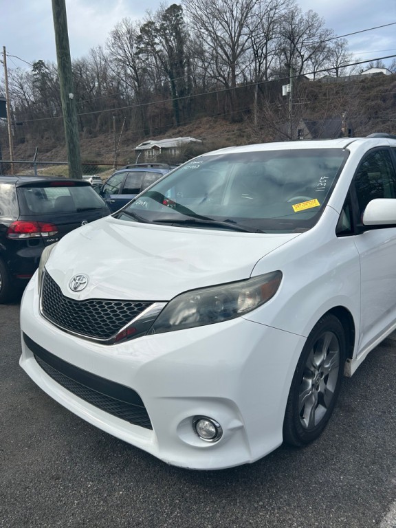 2014 Toyota Sienna Image 2