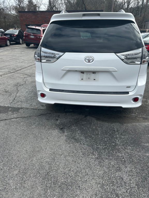 2014 Toyota Sienna Image 3