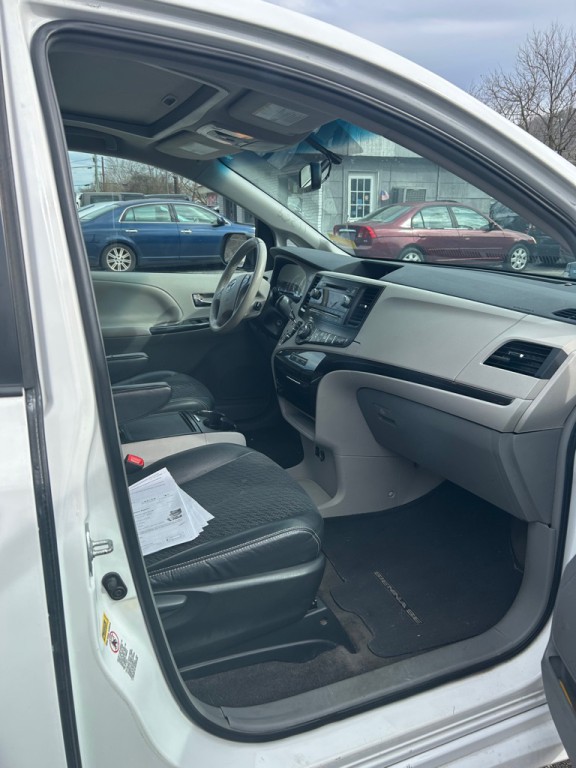 2014 Toyota Sienna Image 4