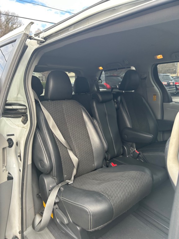 2014 Toyota Sienna Image 5