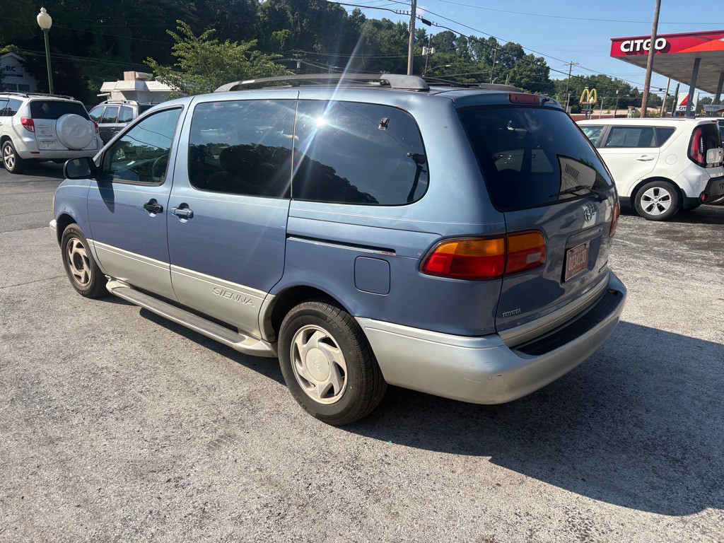 2000 Toyota Sienna Image 8