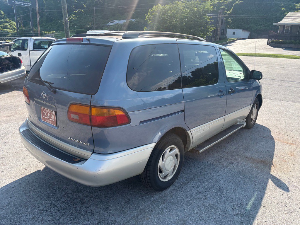 2000 Toyota Sienna Image 9