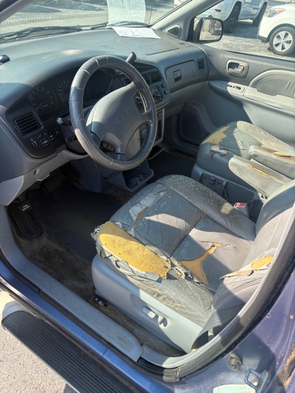 2000 Toyota Sienna Image 10