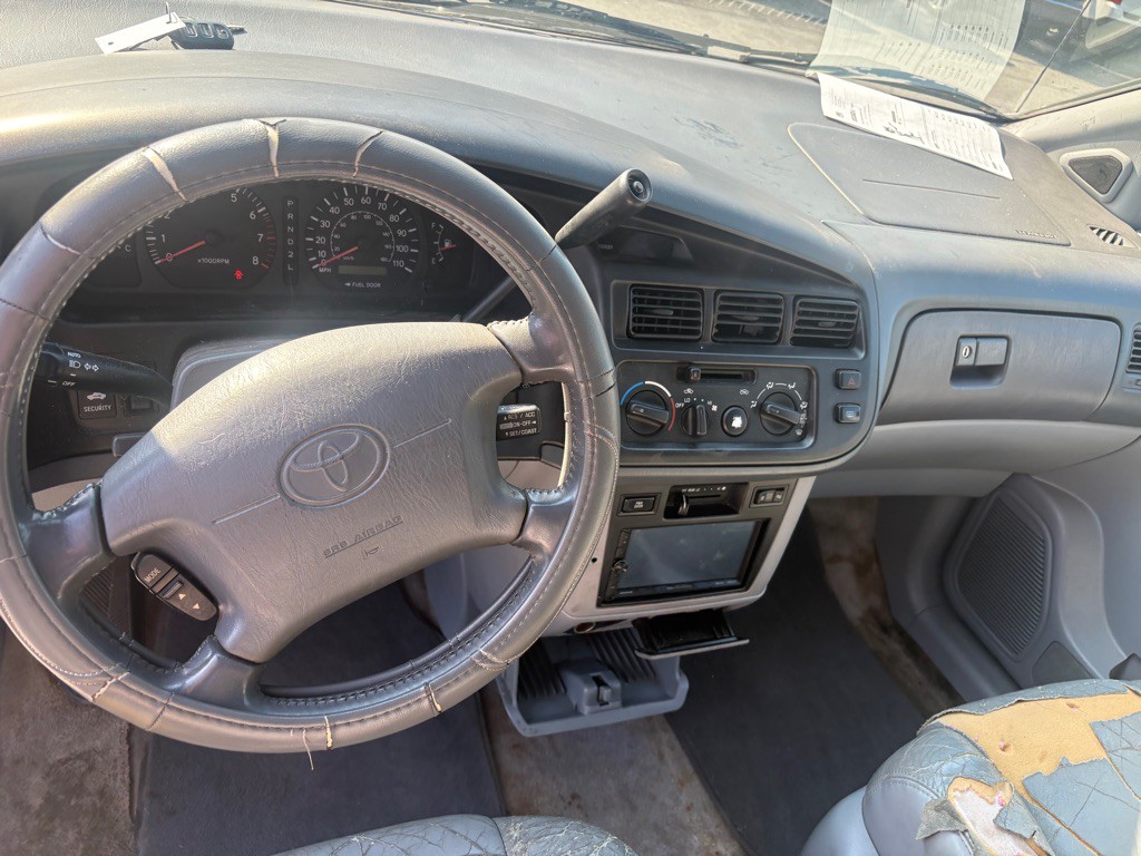 2000 Toyota Sienna Image 11