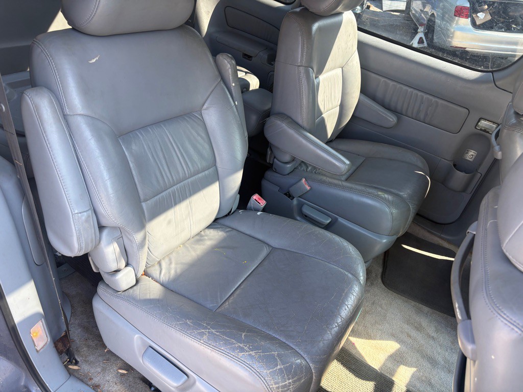 2000 Toyota Sienna Image 12