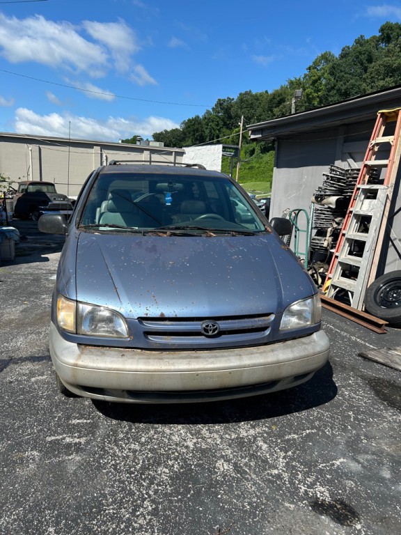 2000 Toyota Sienna Image 2