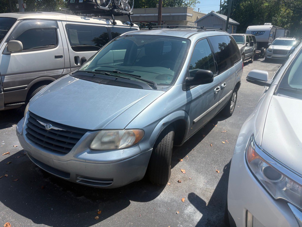 2006 Chrysler Town & Country Image 2