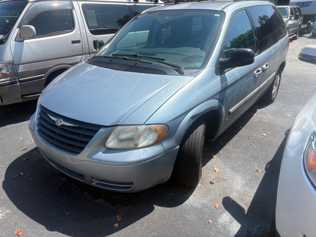 2006 Chrysler Town & Country Image 3