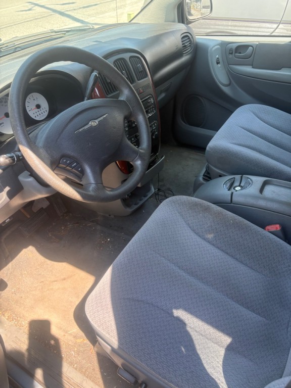 2006 Chrysler Town & Country Image 4