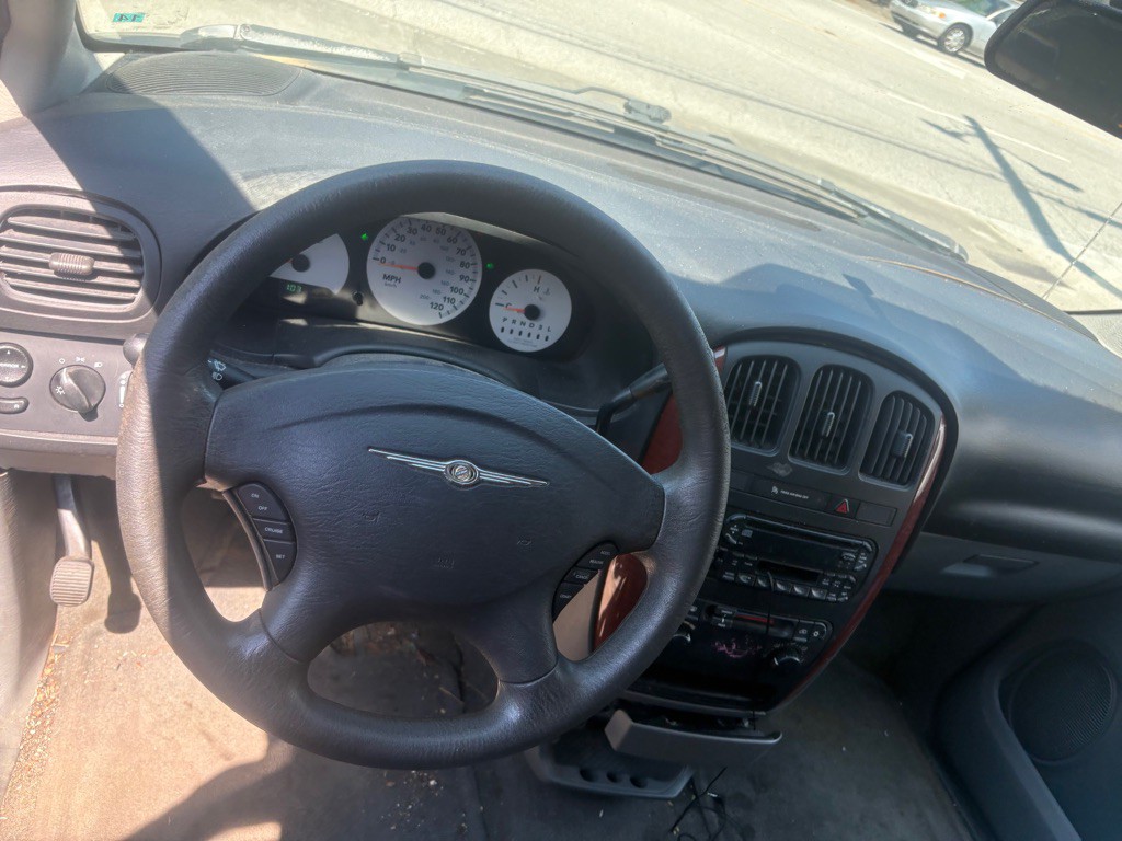 2006 Chrysler Town & Country Image 5