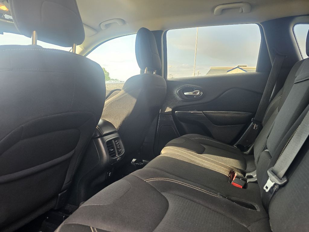 2016 Jeep Cherokee Image 10