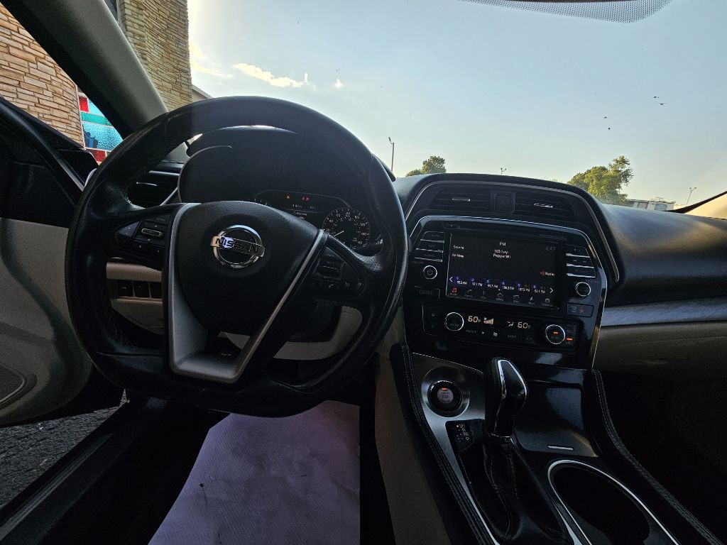 2017 Nissan Maxima Image 9