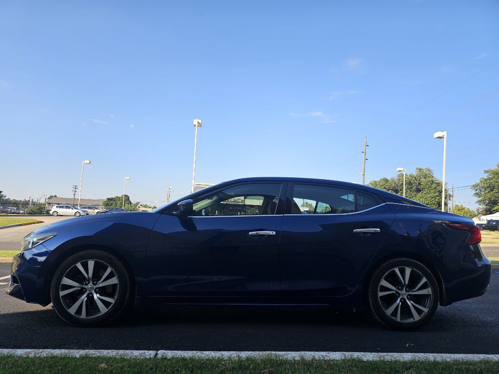 2017 Nissan Maxima Image 2