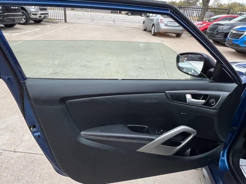 2016 Hyundai Veloster Image 16