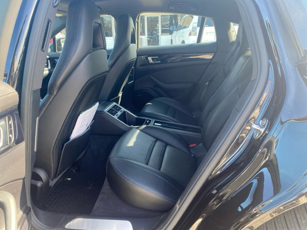 2018 Porsche Panamera Image 9