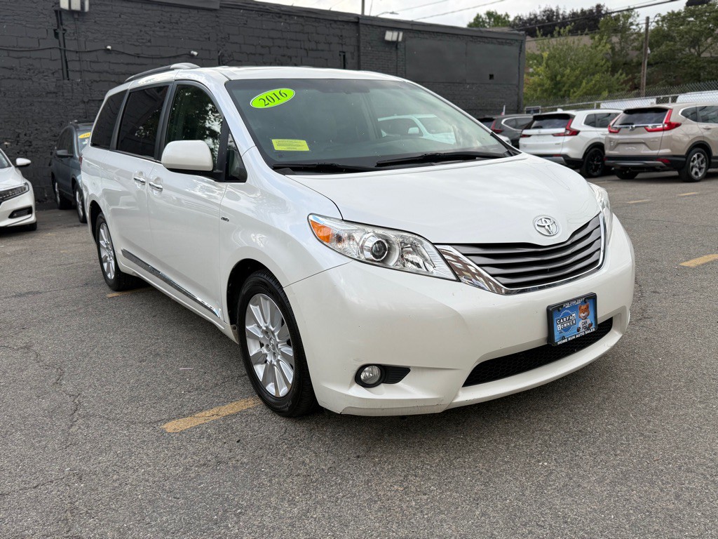 2016 Toyota Sienna Image 1