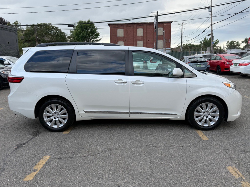 2016 Toyota Sienna Image 2