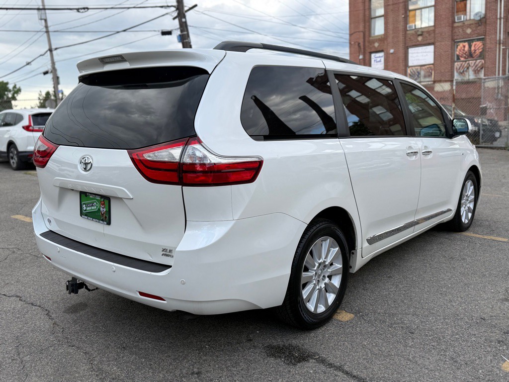 2016 Toyota Sienna Image 3
