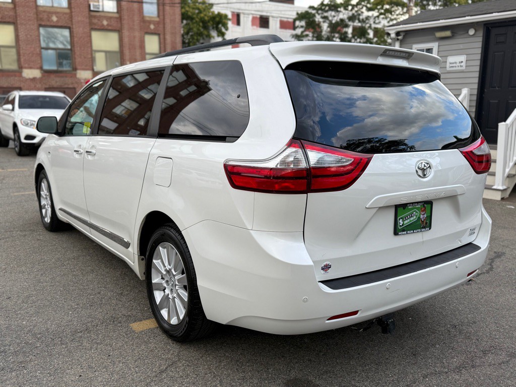 2016 Toyota Sienna Image 5