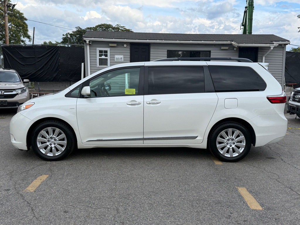 2016 Toyota Sienna Image 6