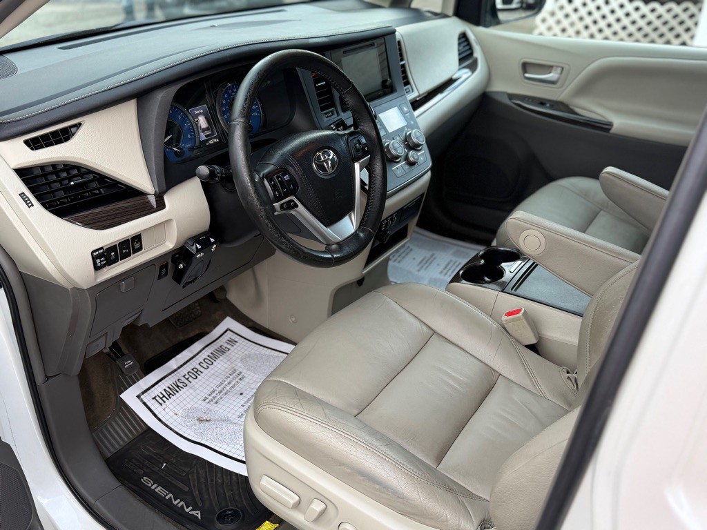 2016 Toyota Sienna Image 9